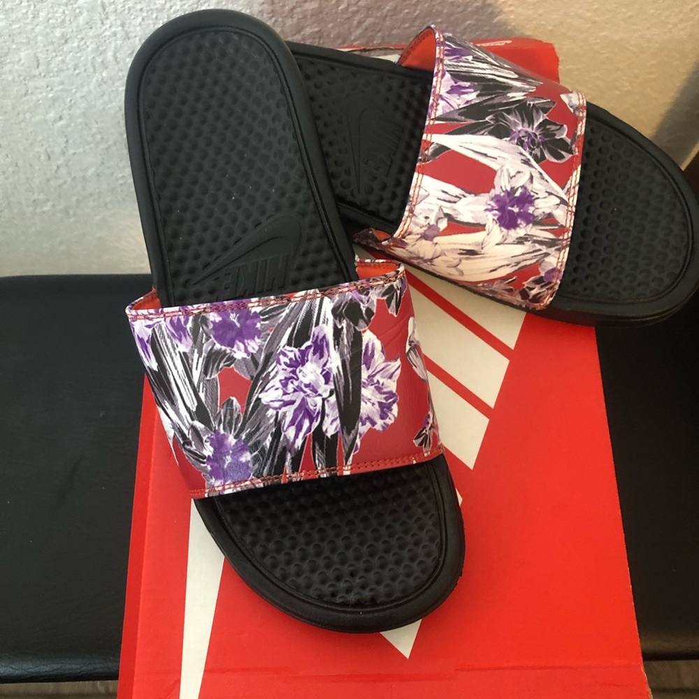 💚NWOT Nike Vickori Slides